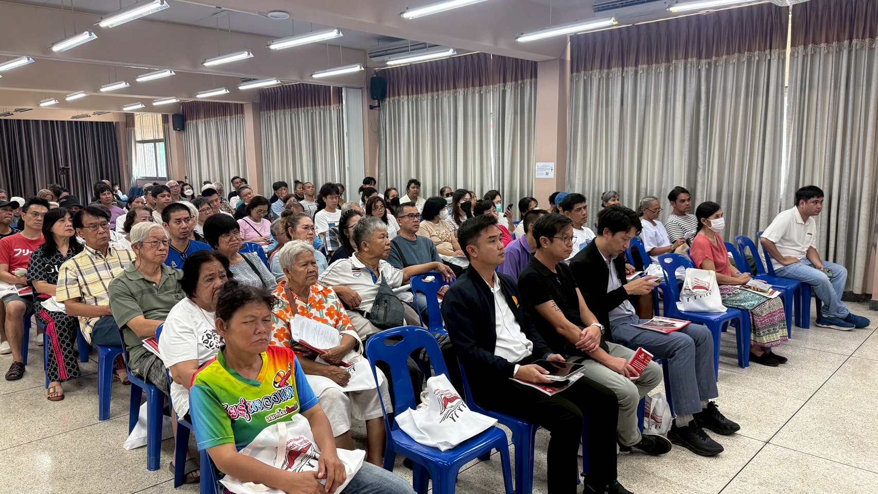 การประชุมรับฟังความคิดเห็นต่อแแนวเส้นทาง รูปแบบที่เหมาะสม และหารือมาตรการป้องกันและแก้ไขผลกระทบสิ่งแวดล้อม (กลุ่มย่อยครั้งที่ 2) พื้นที่เขตจอมทอง (โรงเรียนวัดนางนอง (พิพัฒน์)) กรุงเทพมหานคร